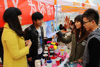 赵超胜(左二)和他的团队在向同学们推荐自家商品。记者 陈晨 摄