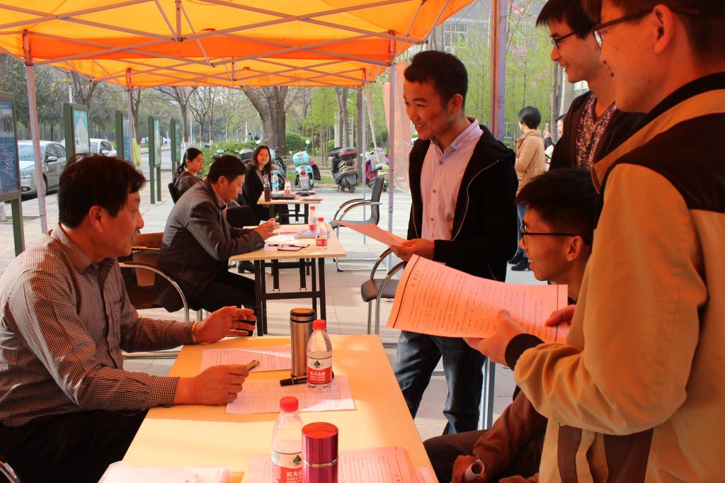 江苏滨海沿海工业园区多家入驻企业来bet36体育在线举行专场招聘会